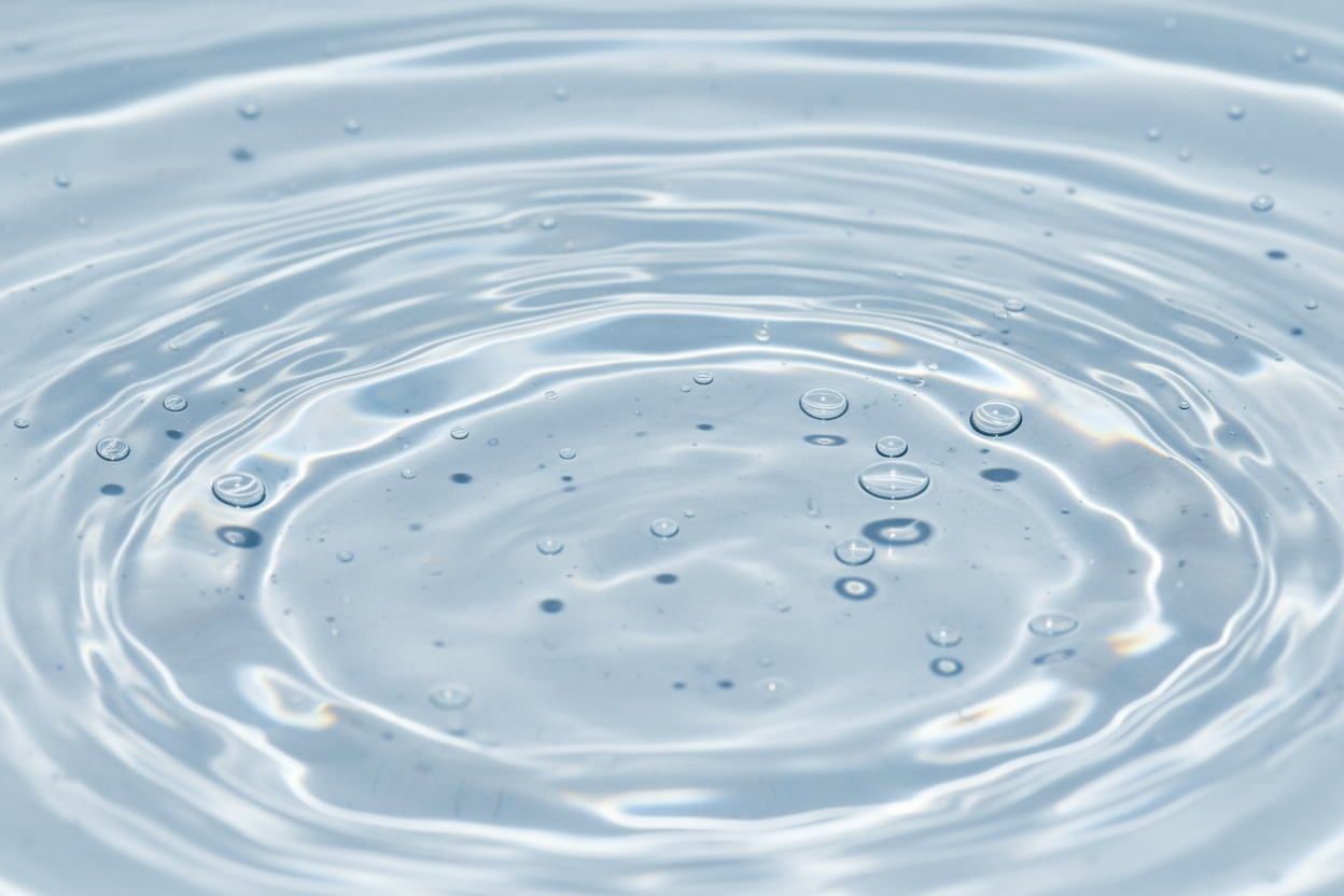 Imagen de agua transparente, para mostrar que debe estar limpia en su uso con estuco termico USTUCCO
