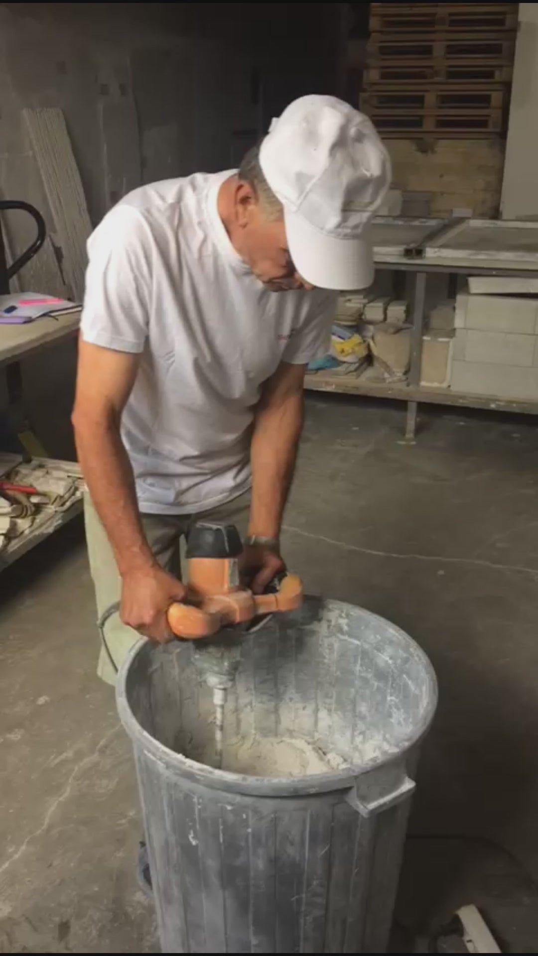 Video que muestra como se debe mezclar estuco termico USTUCCO, y la consistencia que debe lograr